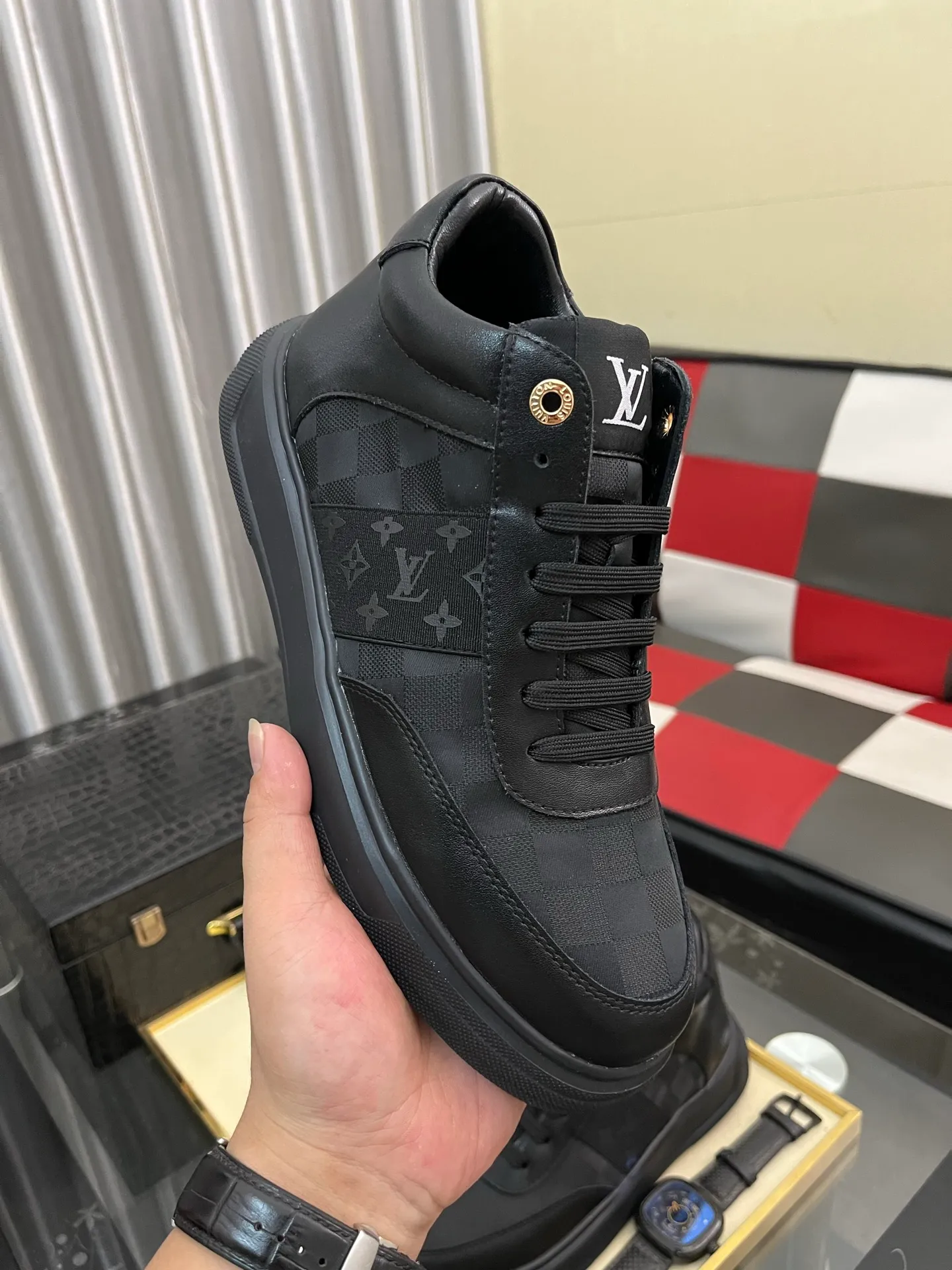 Men's shoes💰: 420⌚️⌚️"LOUI* VUITTO*" popular men's casual shoes, genuine Italian development💯purchase level quality✔️The upper is made of first-layer cowhide, comfortable and soft sheepskin foot pads⚡️Fashionable and versatile. The toe last shape is firm and full, and the soles are made from LV original molds and can be moved in and out of the counter at will. Light and comfortable on the foot~purely handmade, details determine quality! Size:38-442️⃣Colors available